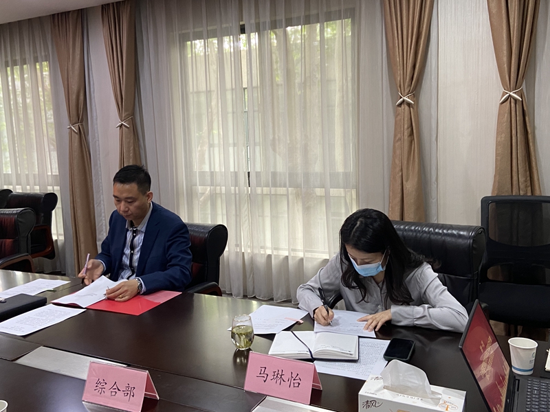 公司领导签订目标责任书.jpg